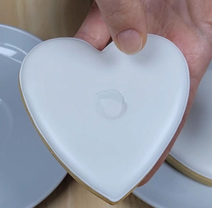 Royal icing continuing to dry internally after surface stabilization